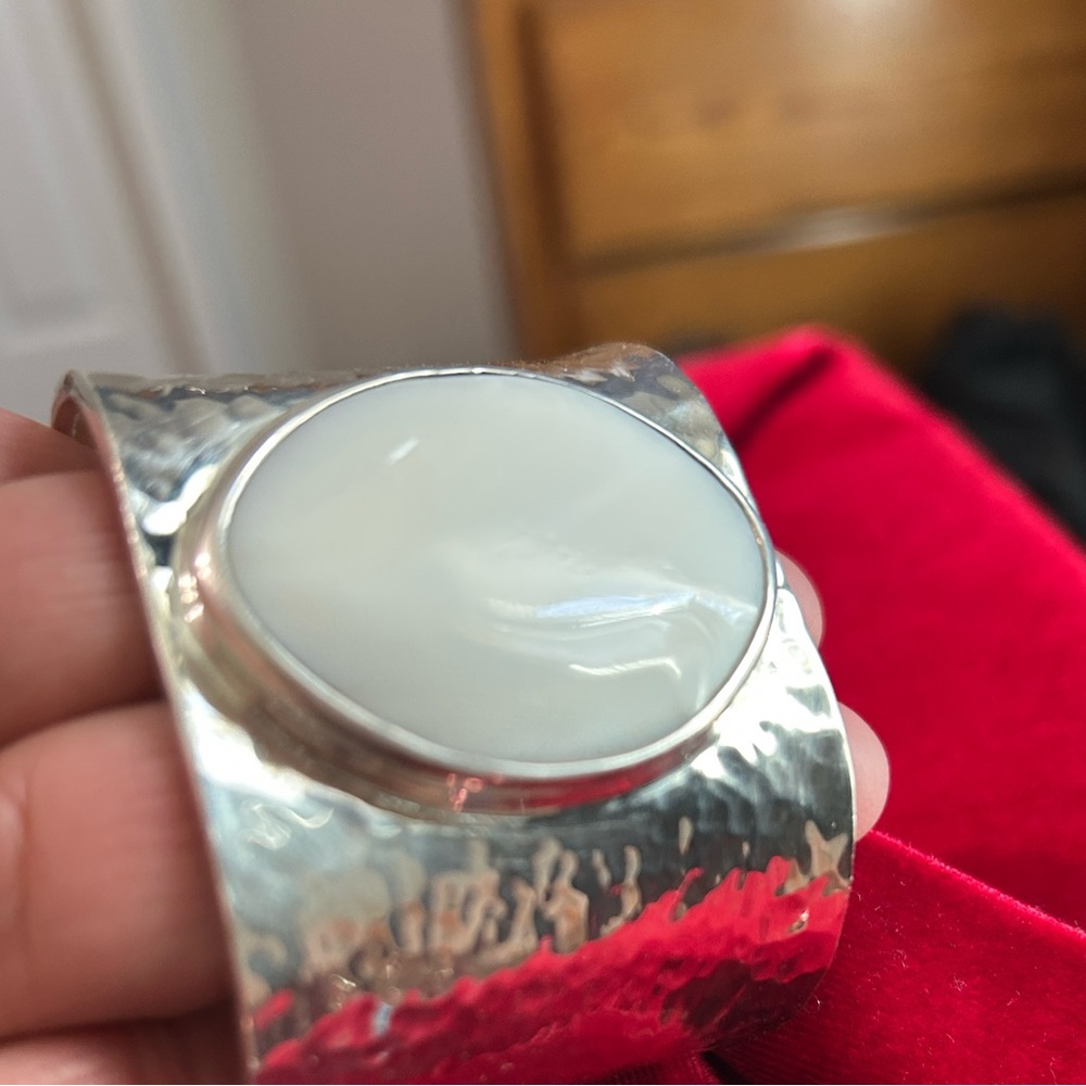 Vtg Hammered Sterling Silver Mother Of Pearl Wide Cuff Bracelet - Picture 4 of 10